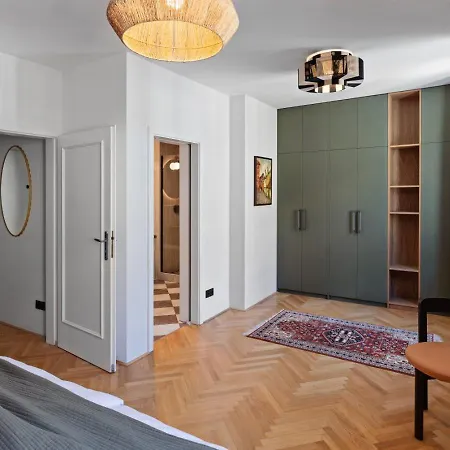 Elegant Lesser Town With Balcony & Free Parking By Easybnb Premium Прага