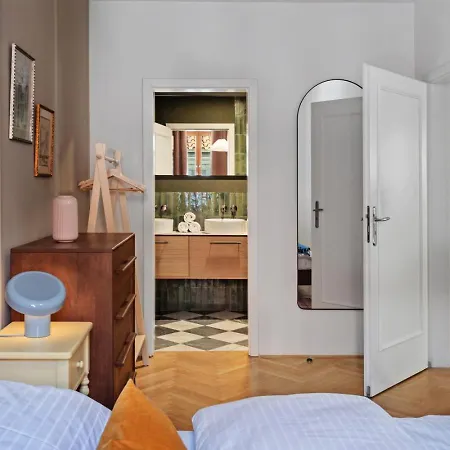 Elegant Lesser Town With Balcony & Free Parking By Easybnb Premium Прага