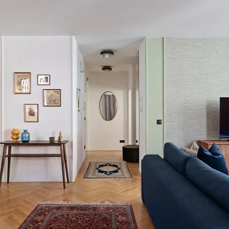 Elegant Lesser Town With Balcony & Free Parking By Easybnb Premium Прага