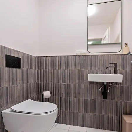 Elegant Lesser Town With Balcony & Free Parking By Easybnb Premium